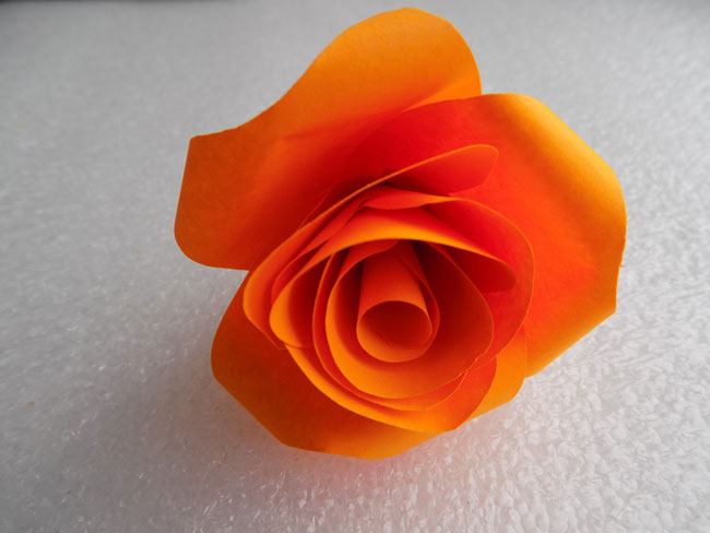 Объемная роза из цветной бумаги для букета или цветочной композиции
